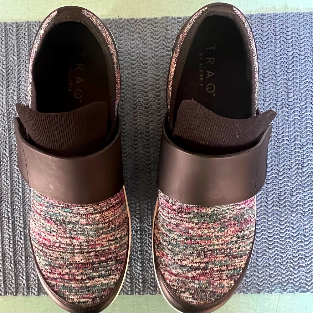 TRAQ by Algeria Qwik Smart Walking Shoe. Flurry Black